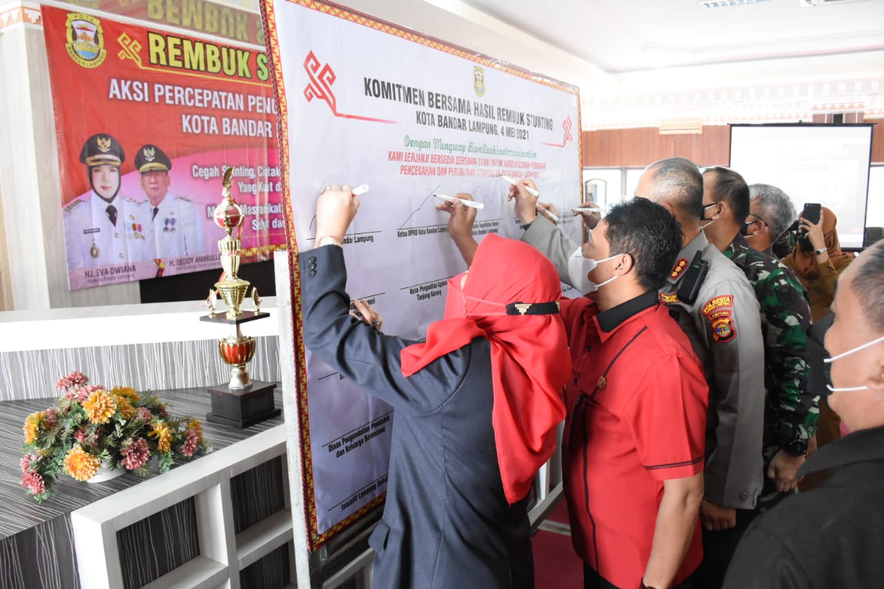 REMBUK STUNTING. Walikota Bandar Lampung, Eva Dwiana bersama unsur muspida saat melakukan penandatanganan rembuk stunting, pada Selasa (5/4), di ruang Tapis komplek Pemkot setempat. FOTO. DOK
