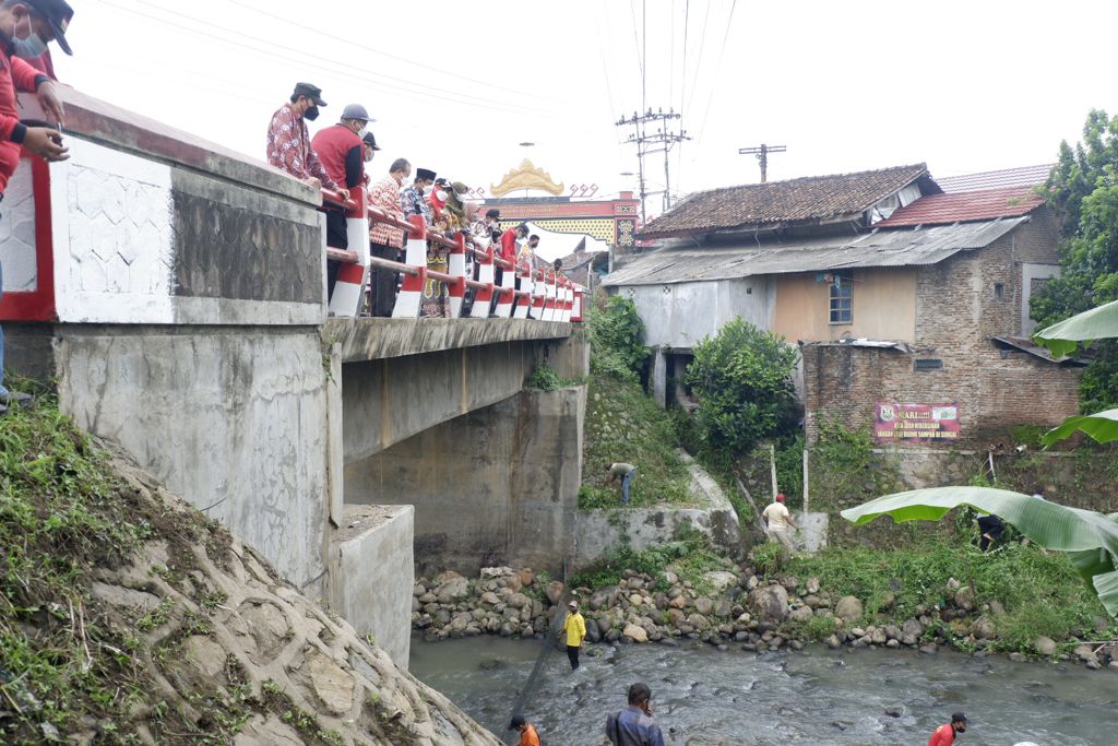 JARING SUNGAI. Walikota Bandarlampung meninjau pelaksanaan jaring sungai di Jalan ZA Pagar Alam, pada Jumat (3/12). FOTO. DOK