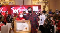 PENGHARGAAN. Walikota Bandarlampung, Eva Dwiana foto bersama Menteri Kemenpan RB, Cahyo Kumolo, usai penyerahan penghargaan Pelayanan Publik di Jakarta, pada Selasa (8/3).