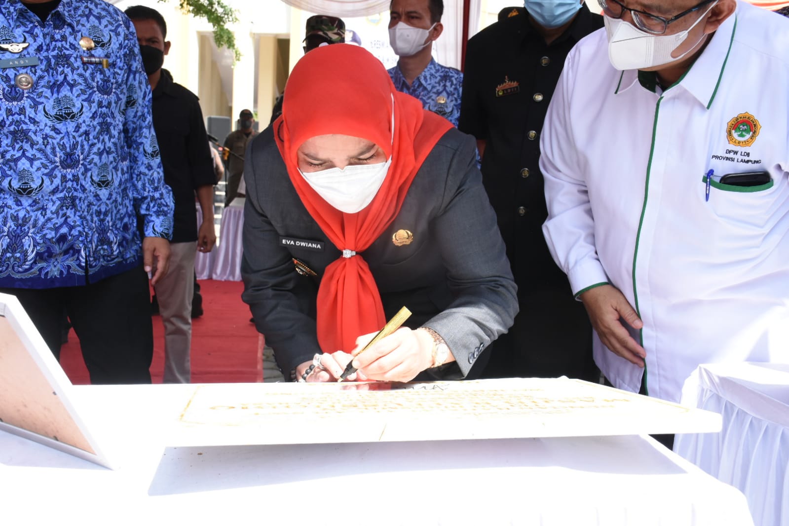 RESMIKAN. Walikota Bandarlampung, Eva Dwiana saat menandatangani dinasti pada meresmikan masjid LDII. FOTO. DOK
