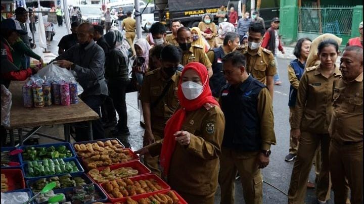 BBPOM bersama Walikota Bandarlampung Eva Dwiana melakukan pemeriksaan terhadap makanan takjil yang dijajakan. Foto|Dok. Lampung17. Com