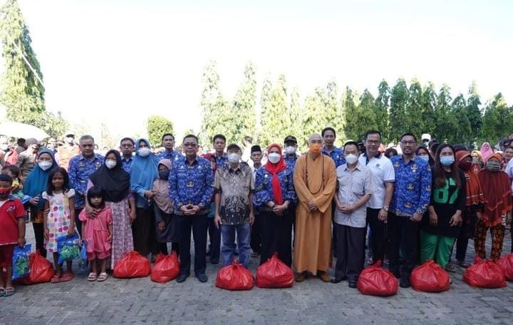 Walikota Eva Dwiana Bersama Umat Buddhayana Lampung Salurkan Sembako untuk Masyarakat, Foto|| (Dok. Lampung17.com)