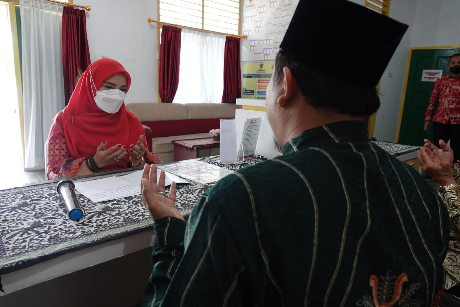 Walikota Eva Dwiana Zakat di Baznas Bandar Lampung, Foto|| (Dok. lampung17.com)