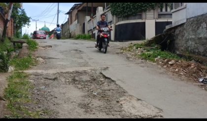 RUSAK. Beberapa ruas jalan di Kecamatan kemiling Bandar Lampung terlihat rusak parah dan tidak kunjung di perbaiki, warga minta Pemkot Bandar Lampung tidak tutup mata.