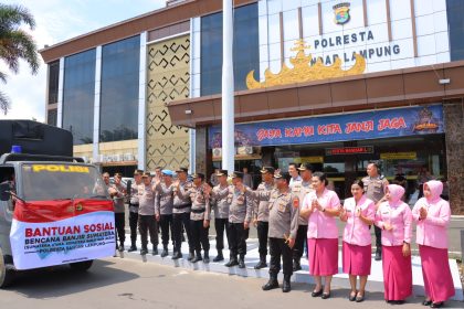 BANTUAN. Kapolresta Bandarlampung melepas rombongan anggota Polresta yang akan mengirimkan bantuan kepada korban bencana alam yang ada di 3 Provinsi, diantaranya Aceh, Sumatera Barat dan Sumatera Utara, pada Selasa (2/12).